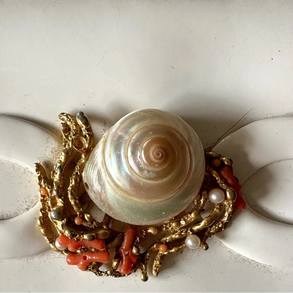 Martin Van Schaak Vintage White Patent Leather w/ Shell Ornament- Vintage Lux